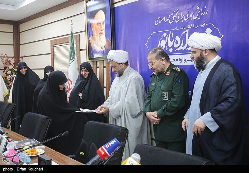 آیین اختتامیه مهرواره بانور و افتتاح مهرواره محله همدل با حضور سردار سلیمانی رئیس سازمان بسیج مستضعفین و محمد قمی رییس سازمان تبلیغات اسلامی با تجلیل از بانوان فعال این مهرواره در سازمان بسیج مستضعفین امروز یکشنبه ۲۱ اسفندماه ۱۴۰۱ به کار خود پایان داد.