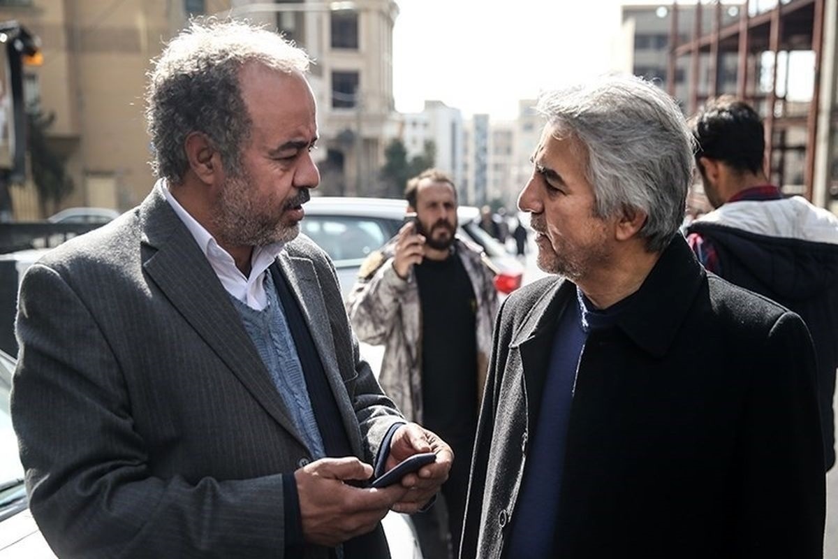 مهدی فرجی (سمت راست) تهیه کننده سریال نون خ در کنار سعید آقاخانی کارگردان این سریال
