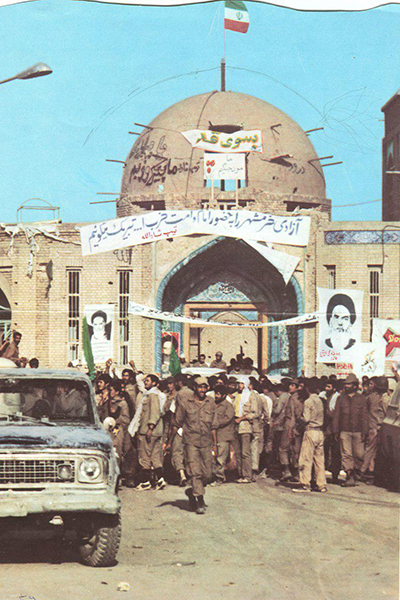 تصویری از خوشحالی رزمندهها بعد از آزادسازی خرمشهر در کنار مسجد جامع این شهر