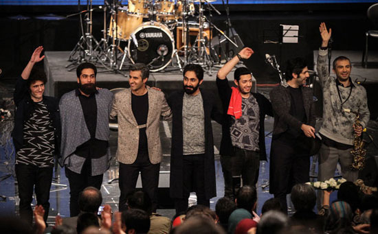 علی زندوکیلی به‌همراه گروه دنگ شو