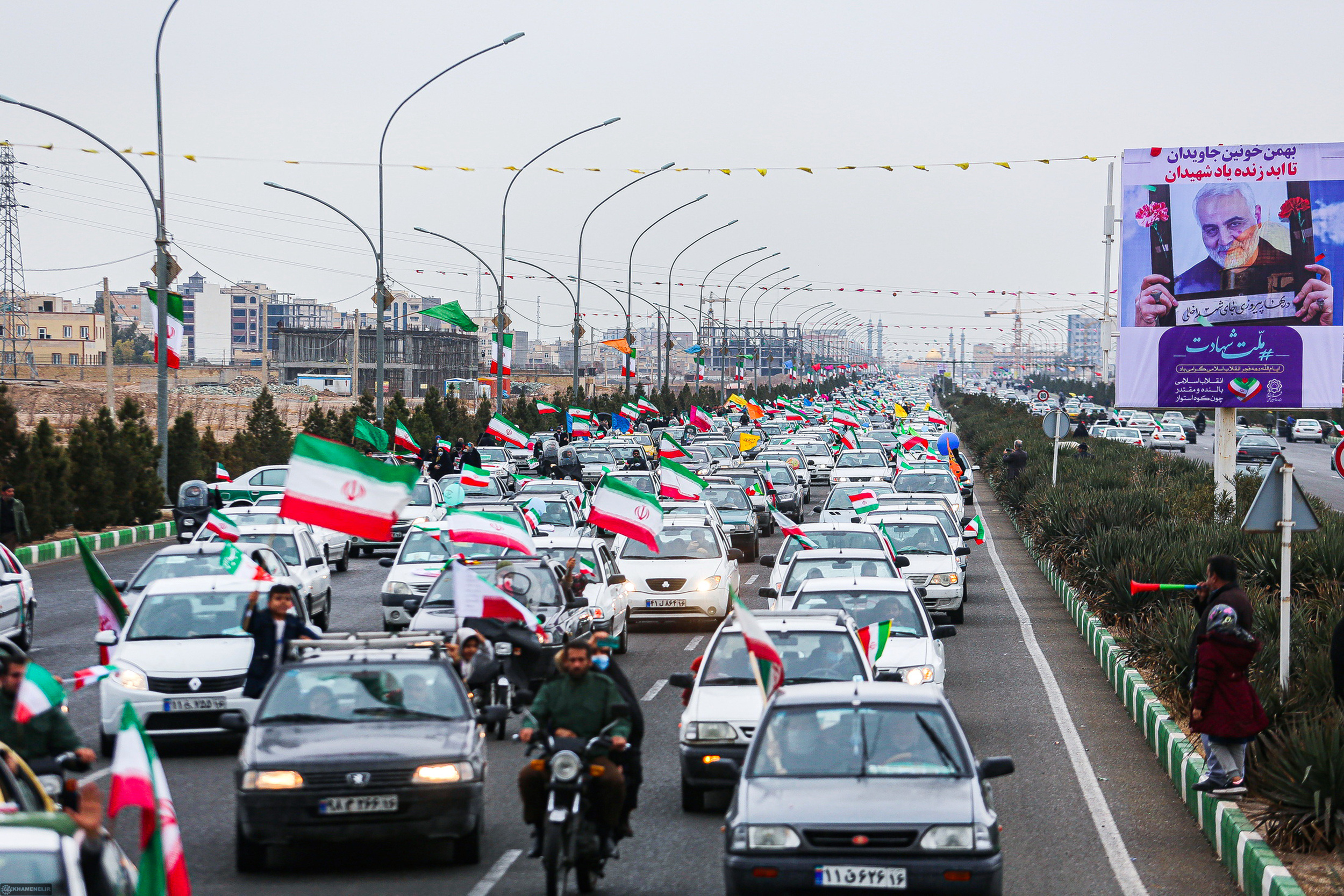 راهپیمایی ماشینی ۲۲ بهمن سال ۱۴۰۰ شهر قم در ایام همهگیری کرونا