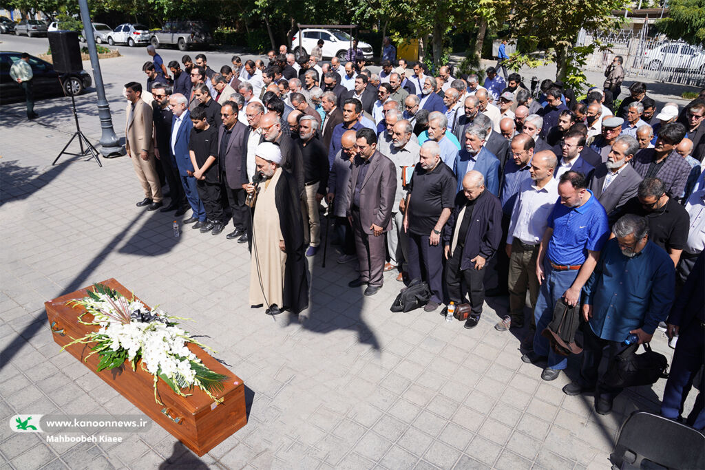 اقامه نماز بر پیکر محمود حکیمی