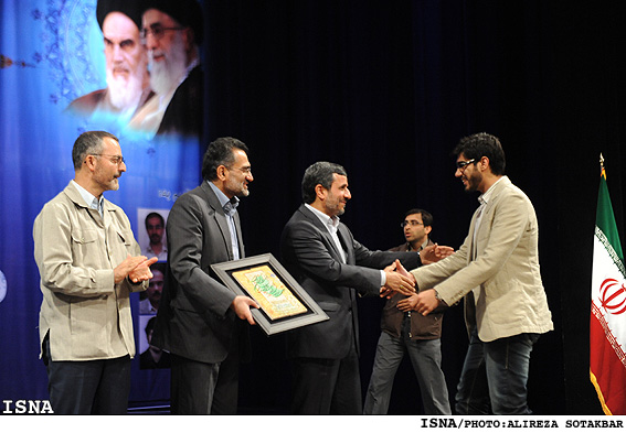 مراسم رونمایی از مستند «مهار نشده» با حضور رئیس جمهور (۱۳۹۰)