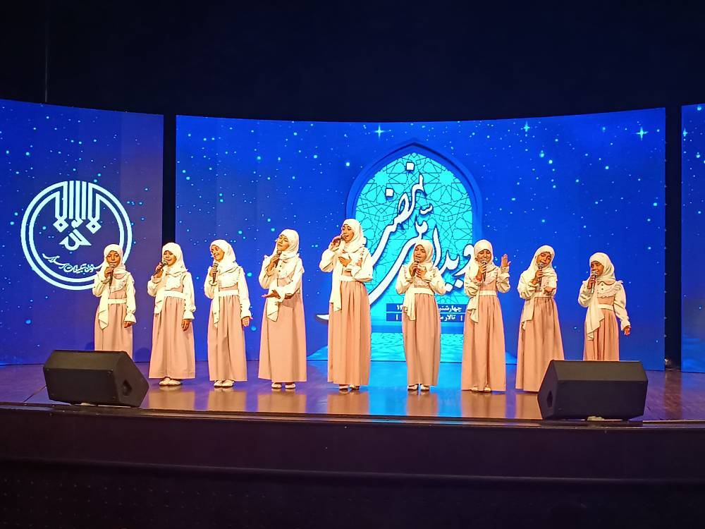 گروه سرود دخترانه احسان در حال اجرا در رویداد ملی نهضت