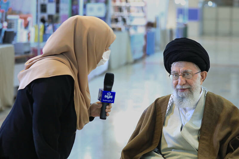 مصاحبه میترا لبافی با آیتالله خامنهای در سیوپنجمین دوره نمایشگاه بینالمللی کتاب