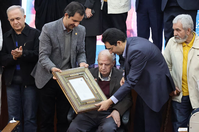 آیین تکریم و تجلیل از استاد محمود حکیمی با حضور جمعی از مسئولان، نویسندگان و استعدادهای برتر کشور، به همت بنیاد نخبگان استان تهران و دفتر تکریم و الگوسازی بنیاد ملی نخبگان به تاریخ بهمن ۱۴۰۲