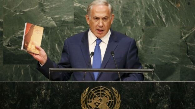 نتانیاهو نخستوزیر اسرائیل در حال نشان دادن کتاب فلسطین از منظر آیتالله خامنهای در مجمع عمومی سازمان ملل (۹ مهر ۱۳۹۴ش