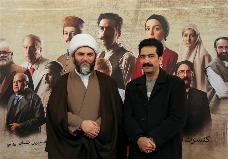 محمد قمی، رییس سازمان تبلیغات اسلامی، پس از تماشایکنسرت-نمایشِ کلنل؛ در کنار سید محمد معتمدی، خواننده و بازیگر این نمایش