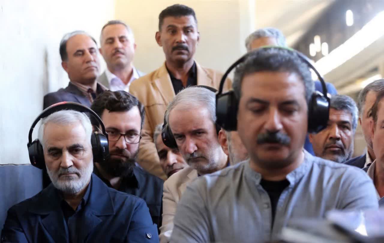 کارگردان فیلم سینمایی «۲۳ نفر» عکسی از حضور سردار سلیمانی در پشت صحنه این فیلم را منتشر کرد.