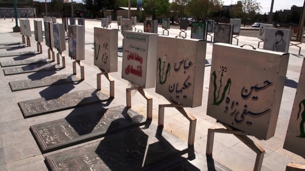 در مستند « تاریک خانه روشن » به گفتگو با چند تن از عکاسان انقلاب و روایت مستند و تاریخی ایشان از شکل گیری انقلاب مردمی دارالشهدای آران و بیدگل و نقش موثر آن در پیروزی نهضت امام خمینی (ره) پرداخته می شود.