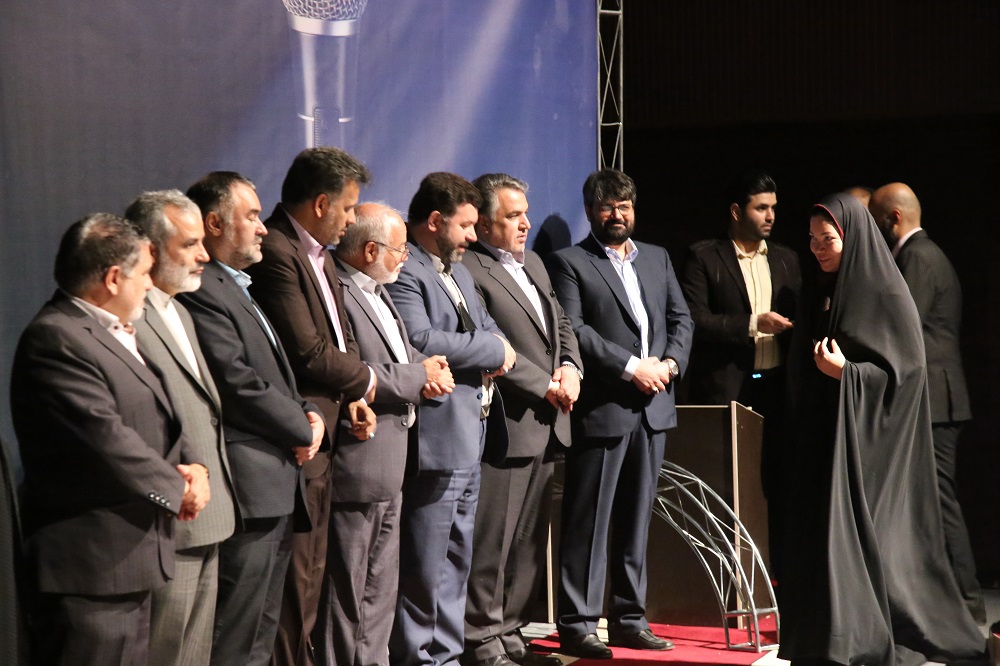 کسب رتبه برتر — کسب رتبه برتر خبرنگار شفقنا در نخستین جشنواره خبرگزاریهای استان قم