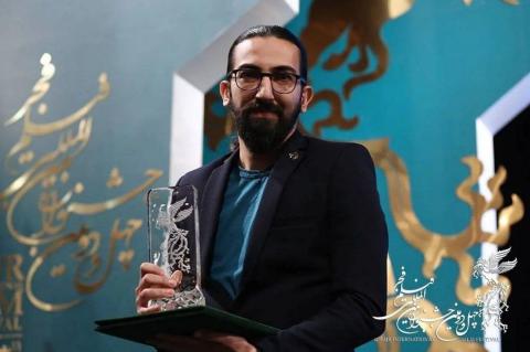 محمد علیزاده فرد در حال گرفتن سیمرغ بلورین برای فیلم کوتاه شریف (دوره ۴۲ فجر)